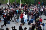 Keski-Suomen Afrikka-yhdistyksen rumpuryhmä tanssittaa kansaa Alvarin aukiolla vuonna 2007. Kuva: Karoliina Veijo
