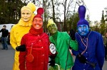 Teatterikoneen katuperformanssi Alvarin aukiolla vuonna 2005.  Kuva: Antti Pöllänen